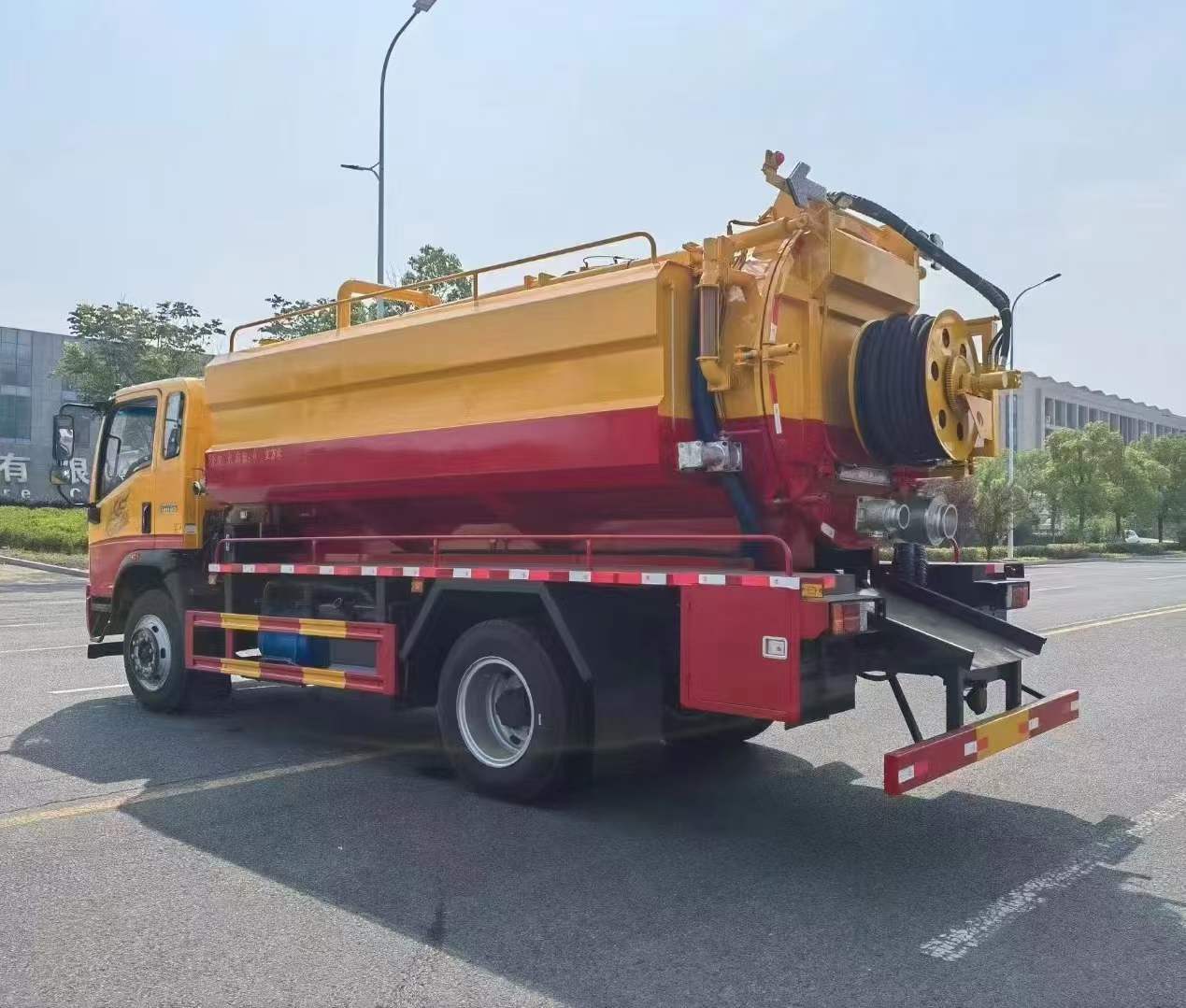 重汽豪曼13方清洗吸污车推荐 功能集成典范与移动电源解决方案